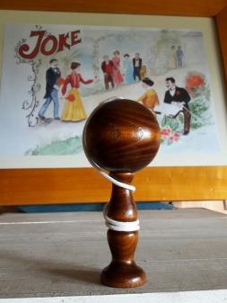 Bilboquet en bois petit modèle fabriqué en France en Buis - Jeu  traditionnel. Achat pas cher sur toutpourlejeu